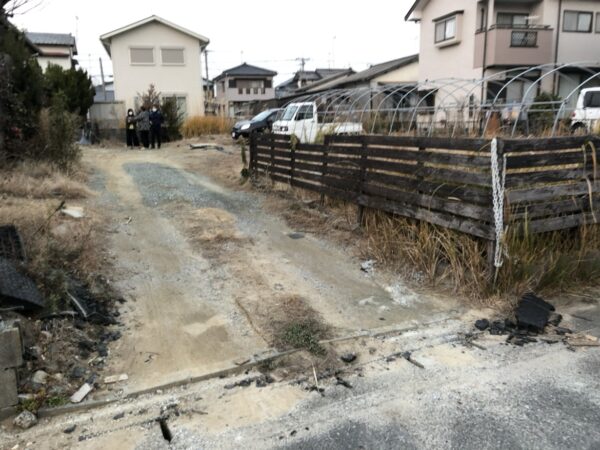 大牟田市のK様邸にてブロック解体・草木撤去・アスファルト舗装